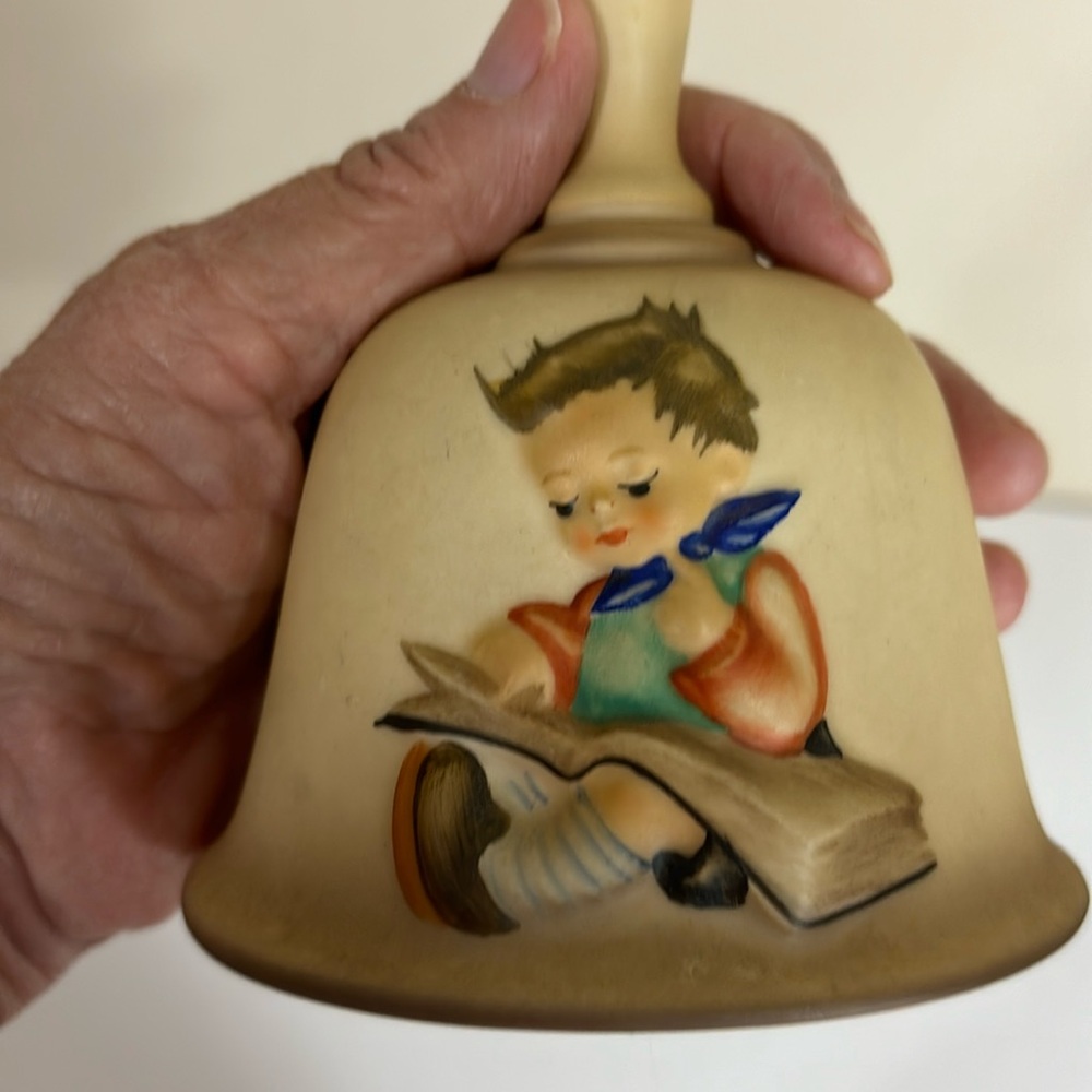 Vintage Hummel Goebel HUM702 3rd Edition Bell Boy Reading 1980 TMK-6